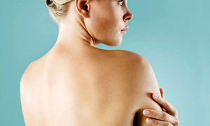 Прыщи на спине и плечах у женщины: причины и лечение
