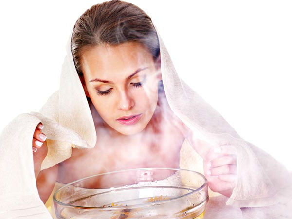 Женщина делает паровую ванночку для кожи
