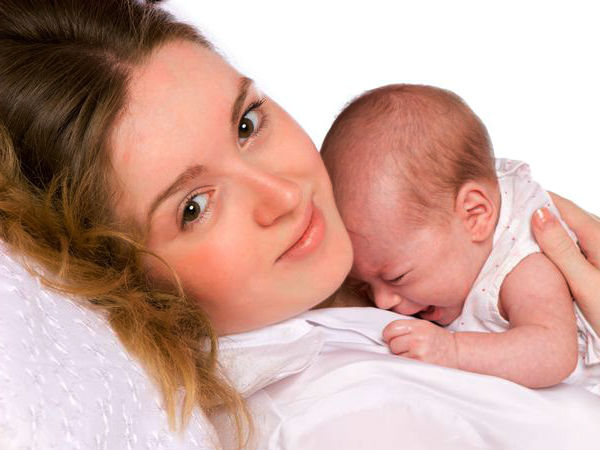 Мама держит младенца на руках