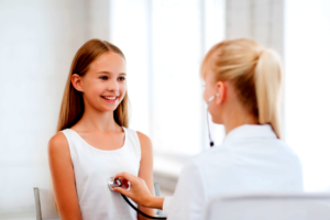 Девочка подросток на осмотре у врача