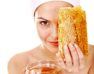 Девушка держит мед